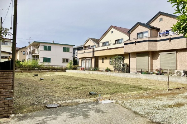◆更地・広々約90坪・建築条件なし売地◆